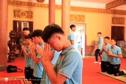 U22 Việt Nam đi chùa trước khi bước vào SEA Games 32
