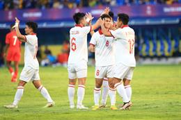 Hậu vệ U22 Singapore phản lưới sau nỗ lực của Khuất Văn Khang