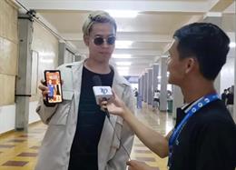 Keisuke Honda giả náo loạn khán đài sân Campuchia