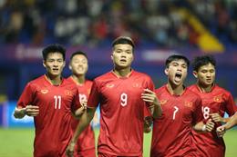 Sao trẻ tuyển Việt Nam cầu hôn bạn gái thành công 