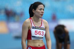 Nguyễn Thị Huyền gặp bất lợi trên đường chạy 400m