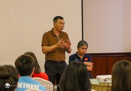 Chủ tịch Trần Quốc Tuấn dặn dò tuyển nữ Việt Nam trước trận chung kết SEA Games 32