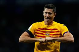 Robert Lewandowski cân bằng thành tích của Rô béo cho Barca