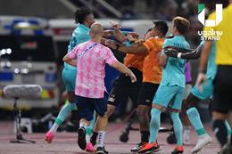 VIDEO: Cầu thủ lao vào đấm HLV trong trận chung kết Cúp quốc gia Thái Lan