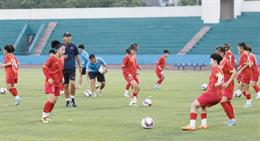 Tuyển nữ U20 Việt Nam bước vào tập luyện trên SVĐ Việt Trì