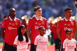 CĐV Man City ném bật lửa vào người Victor Lindelof