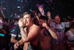 CĐV West Ham xuống đường ăn mừng sau chức vô địch lịch sử