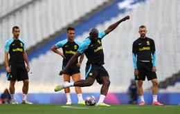 Cầu thủ Inter tập sút penalty trước trận chung kết C1