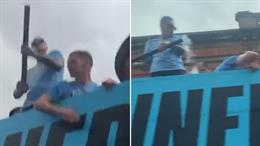 Ederson khiến đồng đội hoảng sợ trong lễ ăn mừng của Man City