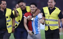 CĐV Indonesia chạy xuống sân xin chụp ảnh cùng Garnacho và cái kết