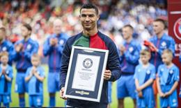 Ronaldo lập kỷ lục Guinness trong ngày cứu rỗi ĐT Bồ Đào Nha