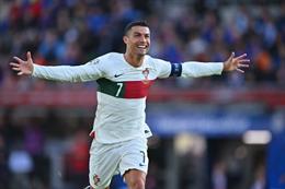 Huyền thoại Ronaldo "cứu rỗi" BĐN trong trận thứ 200 khoác áo ĐTQG 