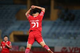 Đức Chiến ăn mừng theo phong cách CR7 sau khi ghi bàn cho Viettel FC