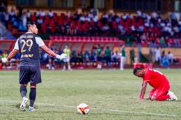 Người hùng của CLB Nam Định dành tặng chiến thắng cho bố mẹ đã mất