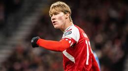 Rasmus Hojlund tố cầu thủ đối phương cố tình triệt hạ mình