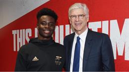 HLV Arsene Wenger đã nói gì với Bukayo Saka?