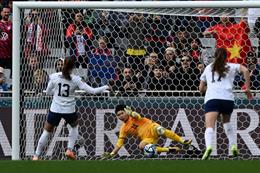 Alex Morgan nói gì khi đá hỏng penalty trước ĐT nữ Việt Nam?
