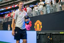 Erik ten Hag ấn tượng với Jonny Evans