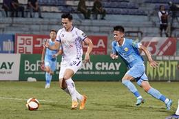 CĐV Nam Định ném vật thể lạ phản đối trọng tài ở trận gặp CLB Hà Nội