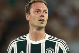 MU ký hợp đồng 1 năm với Jonny Evans
