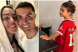 Con gái Ronaldo mặc áo đấu của Liverpool