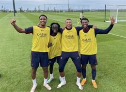 Phản ứng khó tin của Mbappe sau khi bị PSG quay lưng
