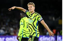 Mikel Arteta bị bất ngờ khi Martin Odegaard đá 11m