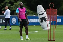 Romelu Lukaku phải tập luyện với đội U21 Chelsea