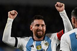 Video: Cú sút phạt thiên tài của Messi giúp Argentina quật ngã Ecuador