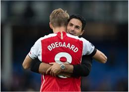 Martin Odegaard được so sánh với huyền thoại Dennis Bergkamp