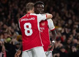 Bukayo Saka nói gì về hợp đồng mới của Martin Odegaard?