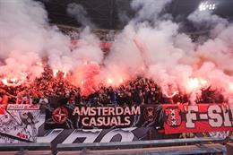 Ajax thi đấu bết bát, fan bức xúc đập phá sân nhà
