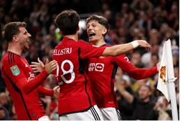 Dimitar Berbatov ủng hộ cách Erik ten Hag cảnh báo Garnacho