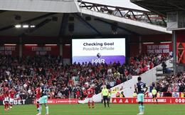 VAR tiếp tục gây tranh cãi lớn ở trận đấu  tại Premier League