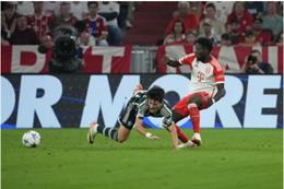 Alphonso Davies lên tiếng phản pháo Erik ten Hag