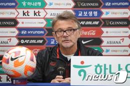 HLV Troussier: Chạm trán Hàn Quốc là cơ hội tuyệt vời với ĐT Việt Nam