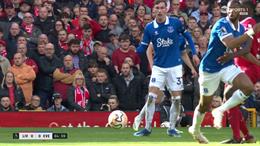 Tình huống Ibrahima Konate thoát thẻ đỏ trước Everton