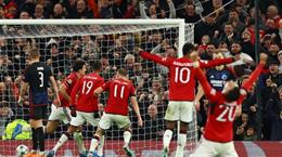 Rice và Bellingham chúc mừng Maguire