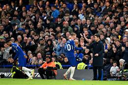 Sao trẻ Chelsea xin lỗi vì ném chai nước vào HLV Pochettino