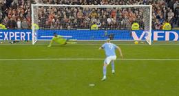 Man City lần đầu tiên được hưởng 11m trên sân của MU