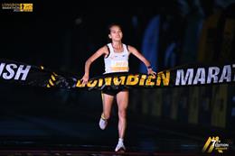 Hồng Lệ vô địch cự ly 21km Longbien Marathon