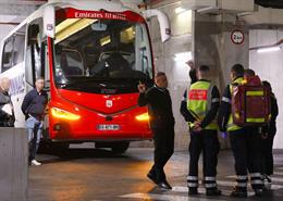 CĐV Marseille tấn công xe bus, ném đá chảy máu HLV Lyon