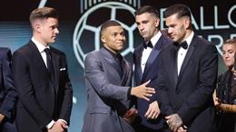 Gạt mâu thuẫn, Emi Martinez dự đoán Mbappe sẽ đoạt nhiều QBV