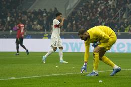 CĐV Milan ném mưa tiền vào "kẻ phản bội" Donnarumma