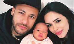 Neymar lo sốt vó vì bạn gái và con suýt bị bắt cóc