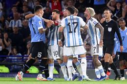 Messi bực bội vì cầu thủ Uruguay thi đấu thiếu tôn trọng