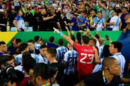 Bảo vệ fan Argentina, Emiliano Martinez định đánh cả cảnh sát