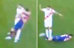 Robert Lewandowski bị vật ngã ngửa trong vòng cấm, Barca vẫn không có phạt đền