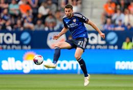 Xông vào phòng thay đồ của trọng tài, cựu sao Chelsea nhận án phạt nặng