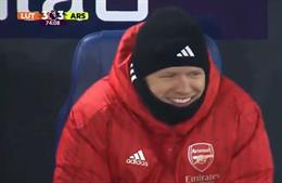 Aaron Ramsdale cười khi David Raya mắc sai lầm